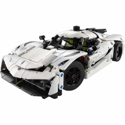 Biały hipersamochód Koenigsegg Jesko Absolut