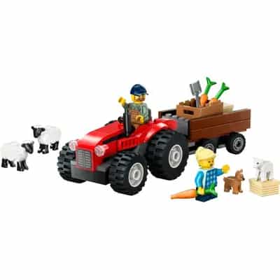 Czerwony traktor z przyczepą i owcą